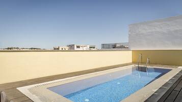 Piscine extérieure, chaises longues