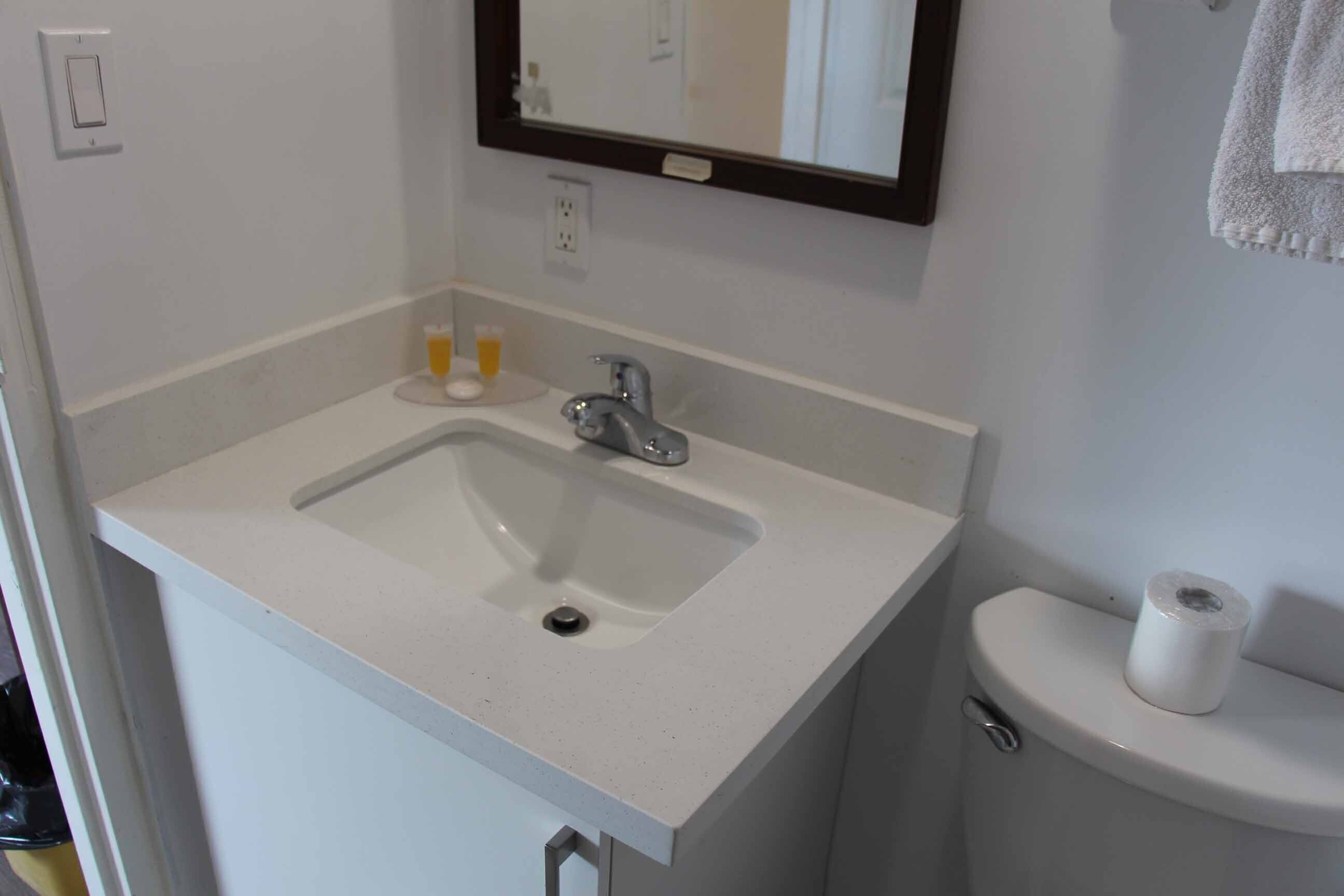 Combined shower/bathtub, free toiletries, hair dryer, towels