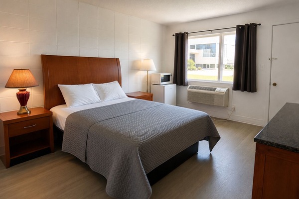 Standard Room, 1 Queen Bed | Desk, iron/ironing board (on request), WiFi (free), bed sheets