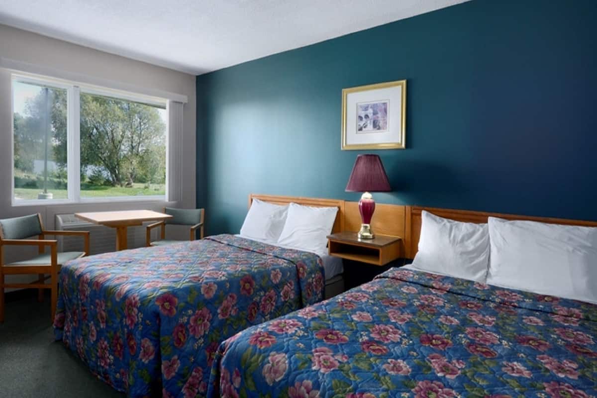 Habitación estándar, 2 camas matrimoniales | Escritorio, tabla de planchar con plancha, wifi gratis y ropa de cama