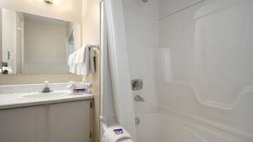 Combined shower/tub, free toiletries, hair dryer, towels