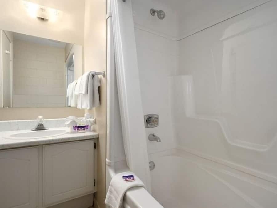 Ducha y bañera combinadas y artículos de higiene personal gratuitos