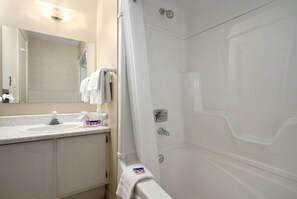 Combined shower/bathtub, free toiletries, hair dryer, towels