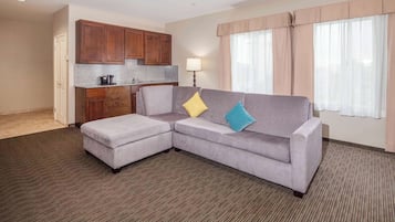 高級寢具、舒適加層、書桌、筆電工作空間