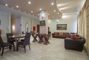 Coin salon dans le hall