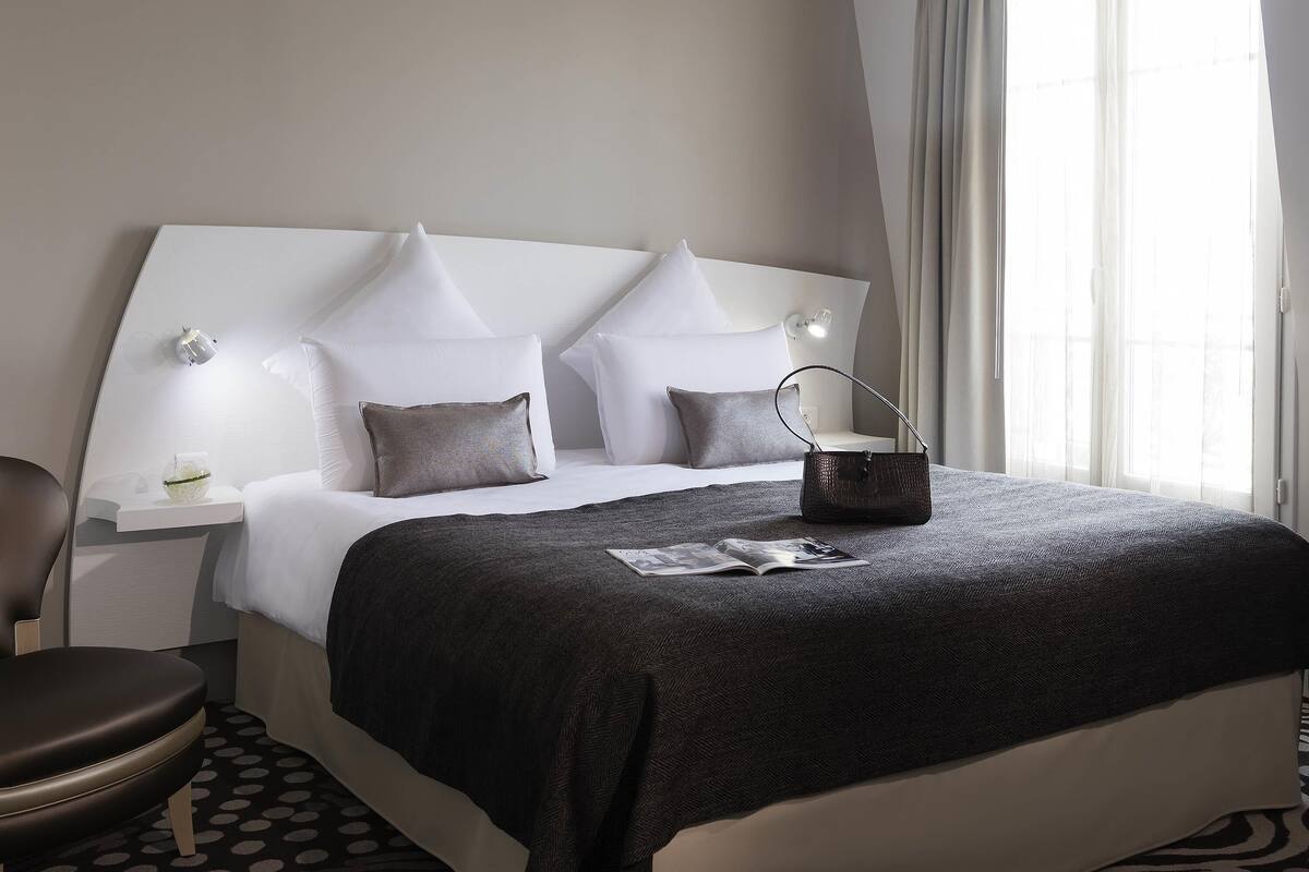 Privilege, Kamer, 1 tweepersoonsbed | Luxe beddengoed, een minibar, een kluis op de kamer, een bureau
