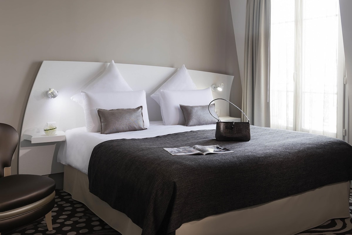 Privilege, Room, 1 Double Bed | Premium bedding, minibar, in-room safe, desk