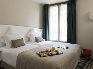 Roupas de cama premium, frigobar, cofres nos quartos, escrivaninha