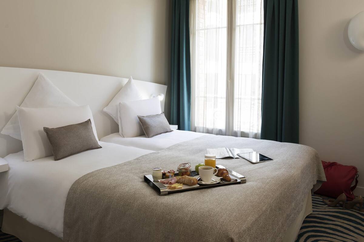 Luxe beddengoed, een minibar, een kluis op de kamer, een bureau