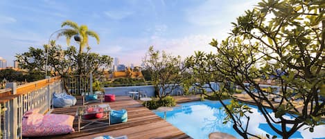 Utomhuspool och parasoller