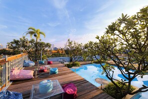 Een buitenzwembad en parasols bij het zwembad