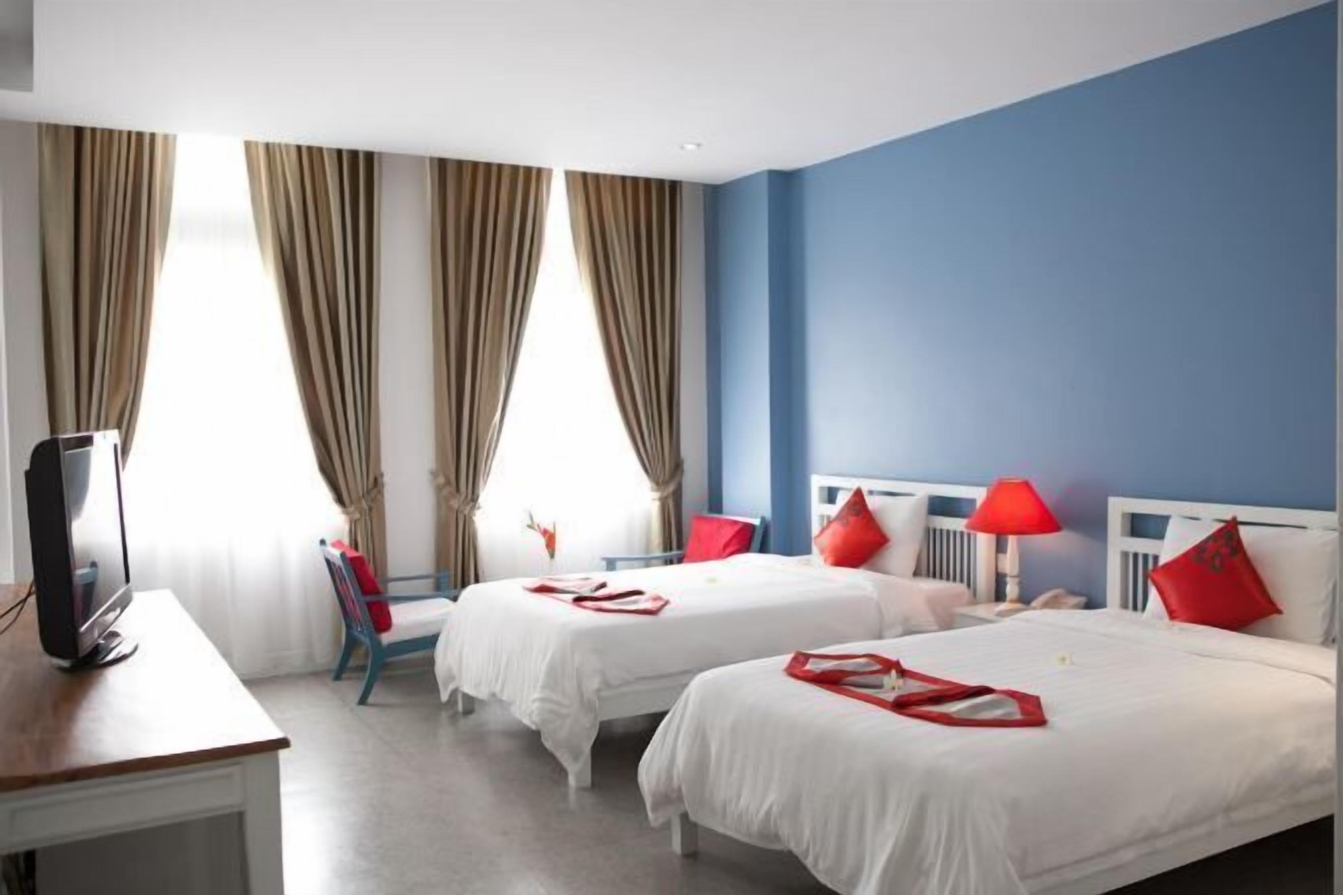 Minibar, in-room safe, individually decorated, individually furnished