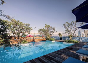 Outdoor pool, pool umbrellas - Frangipani Royal Palace Hotel (Phnom Penh)