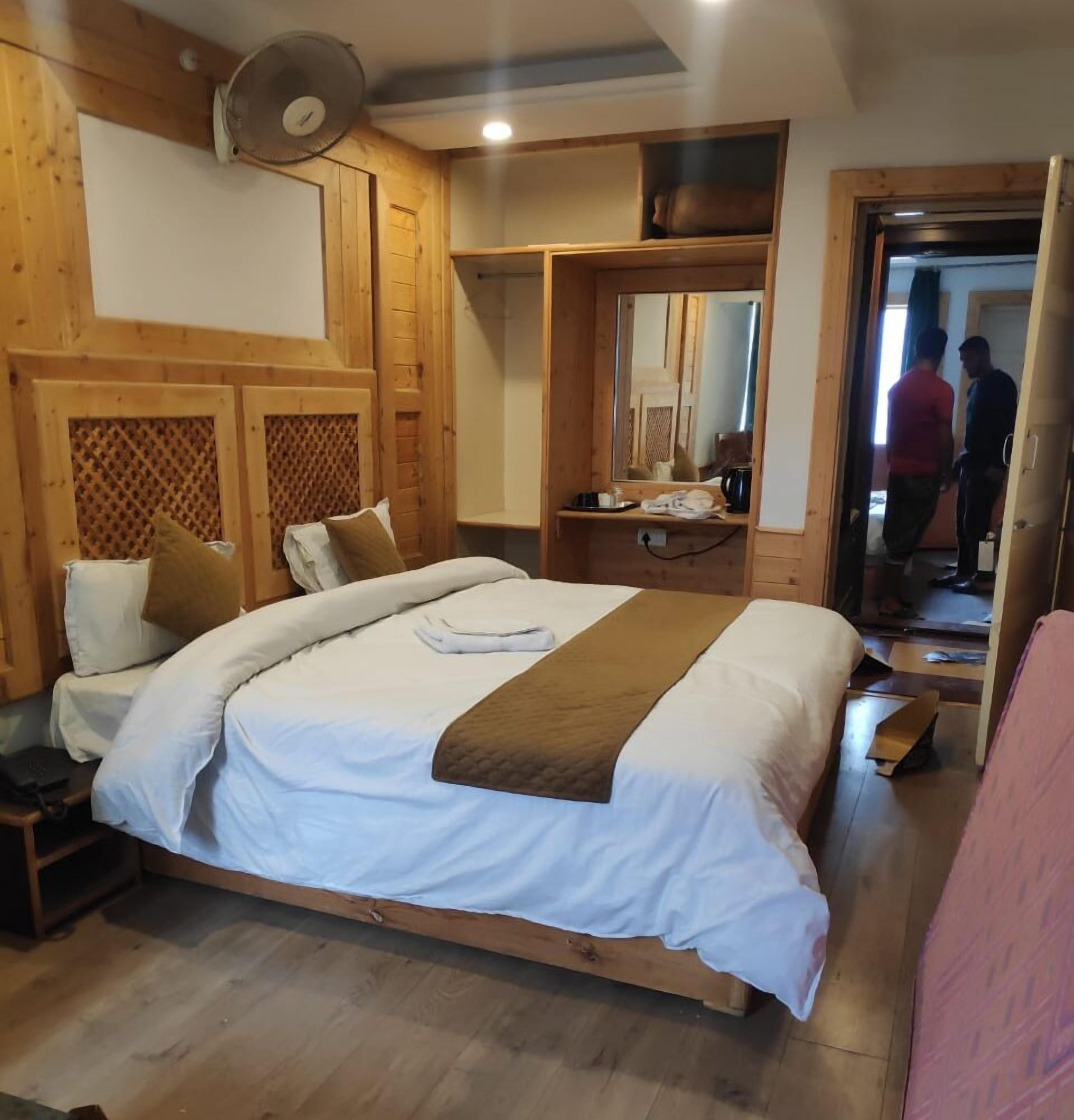 Deluxe Room, 1 Bedroom | Hypo-allergenic bedding, individually decorated, individually furnished