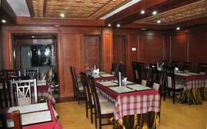 Café da manhã, almoço e jantar; culinária vegetariana 