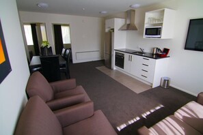 Living room - Airport Palms Motel (Christchurch)