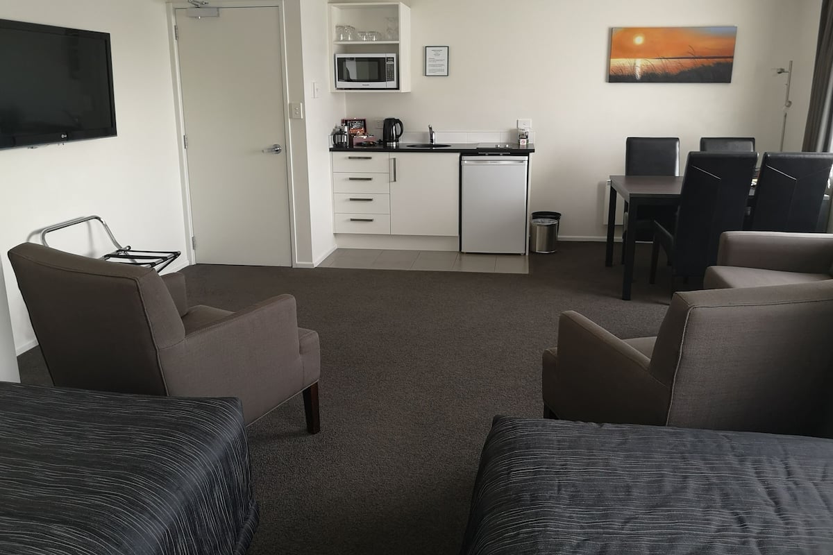 Superior appartement, 1 slaapkamer | Woonkamer | Een 42-inch lcd-televisie met digitale zenders en een televisie