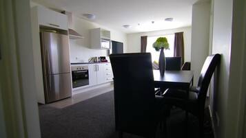 Apartment, 3 Bedrooms | In-room dining