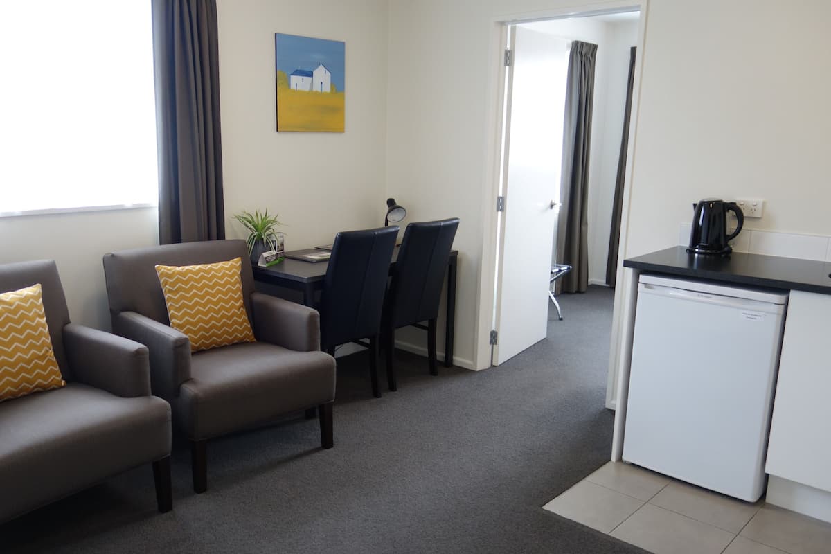 Standaard appartement, 1 slaapkamer | Woonruimte | Een 42-inch lcd-televisie met digitale zenders en een televisie