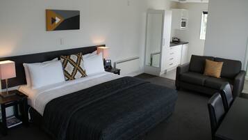 Superior King Studio | Roupas de cama premium, individualmente decorados, escrivaninha