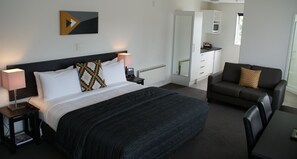 Superior King Studio | 高档床上用品、特色装修、办公桌、笔记本电脑工作区