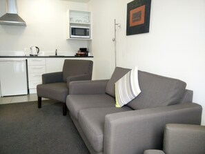 Apartment, 2 Bedrooms, Jetted Tub | Living area