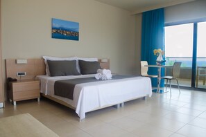 Studio – superior, sjøutsikt | Safe på rommet, skrivebord, lydisolert og wi-fi (inkludert)