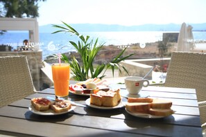 Café da manhã com buffet todos os dias (EUR 12 por pessoa)