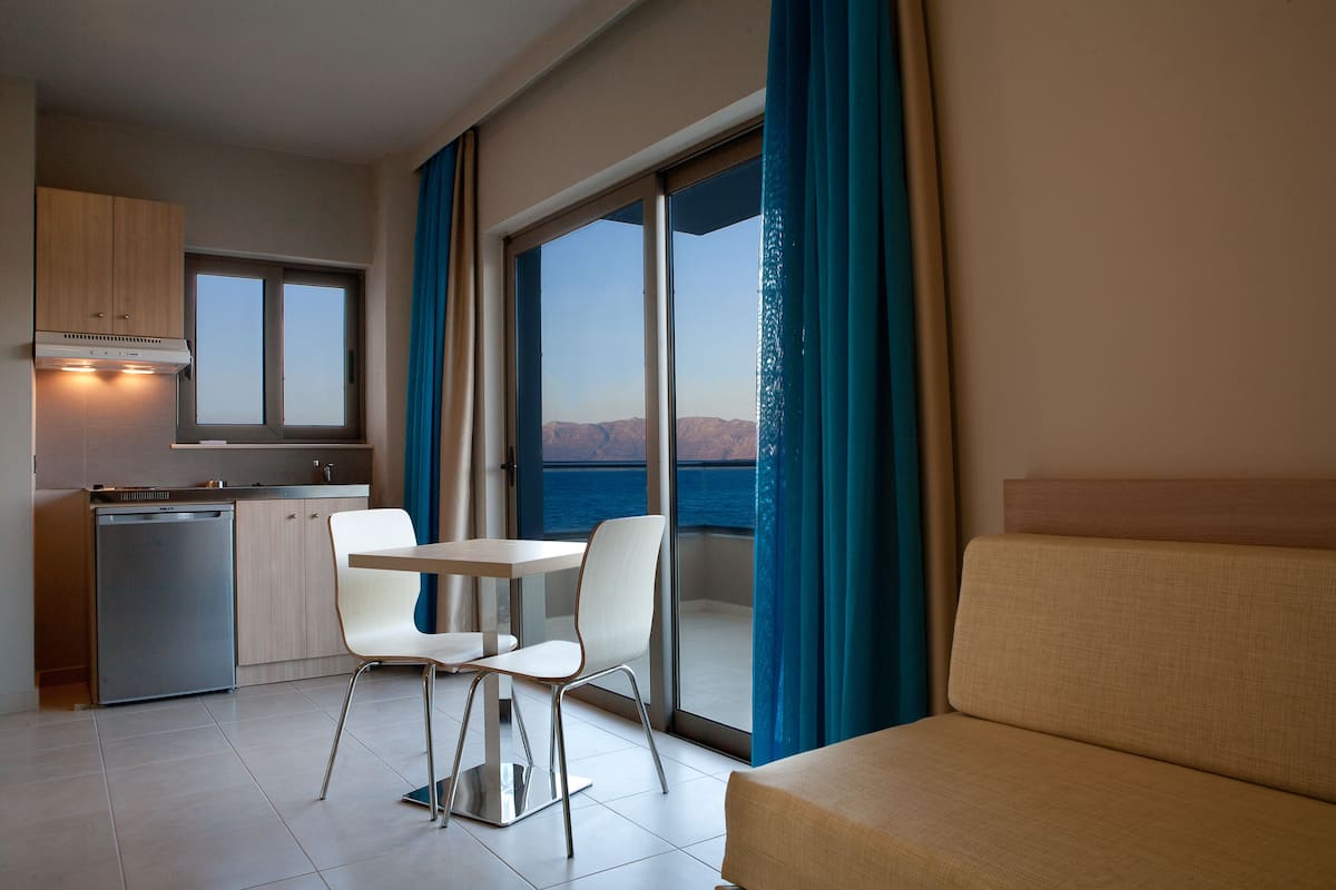 Familie appartement (Side Sea view) | 1 slaapkamer, een kluis op de kamer, een bureau, geluiddichte muren