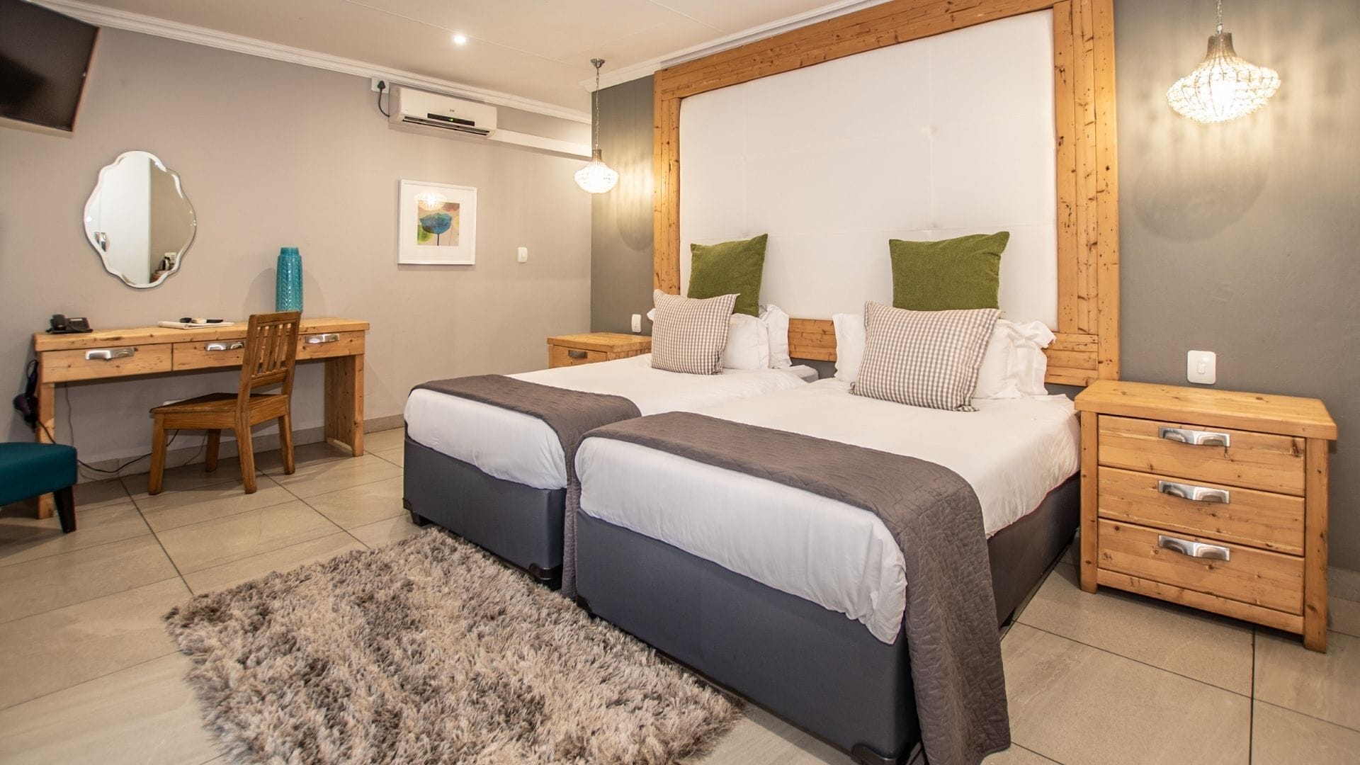 Ein Schlafzimmer mit zwei Betten, einem Schreibtisch und einem Stuhl.
