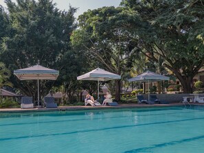 Piscine extérieure, parasols, chaises longues