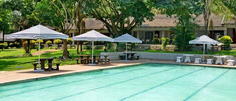 Außenpool, Sonnenschirme, Liegestühle