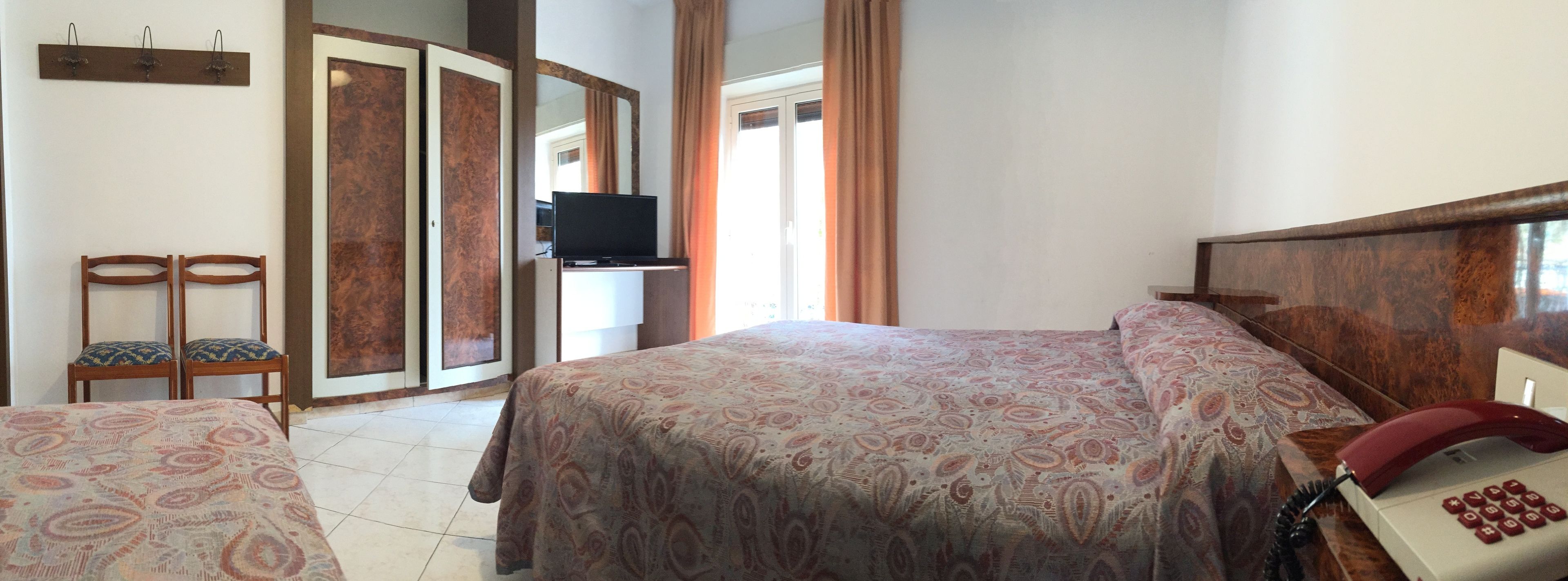 triple room | in-room safe, desk, free wifi, bed sheets