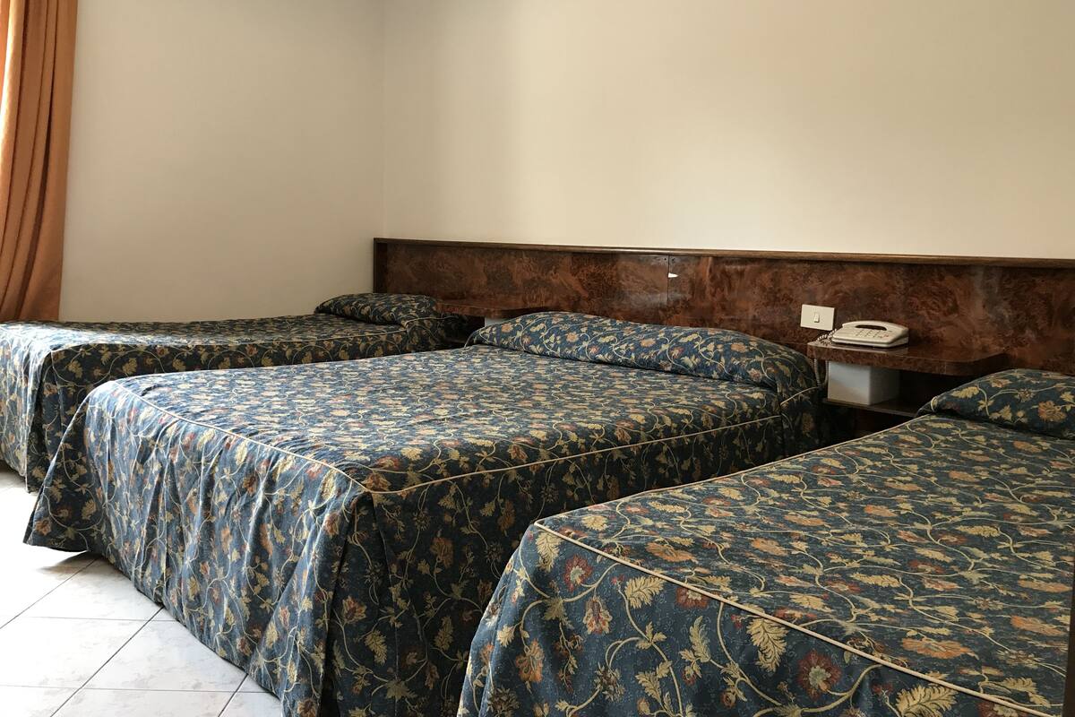 Quadruple Room | In-room safe, desk, free WiFi, bed sheets