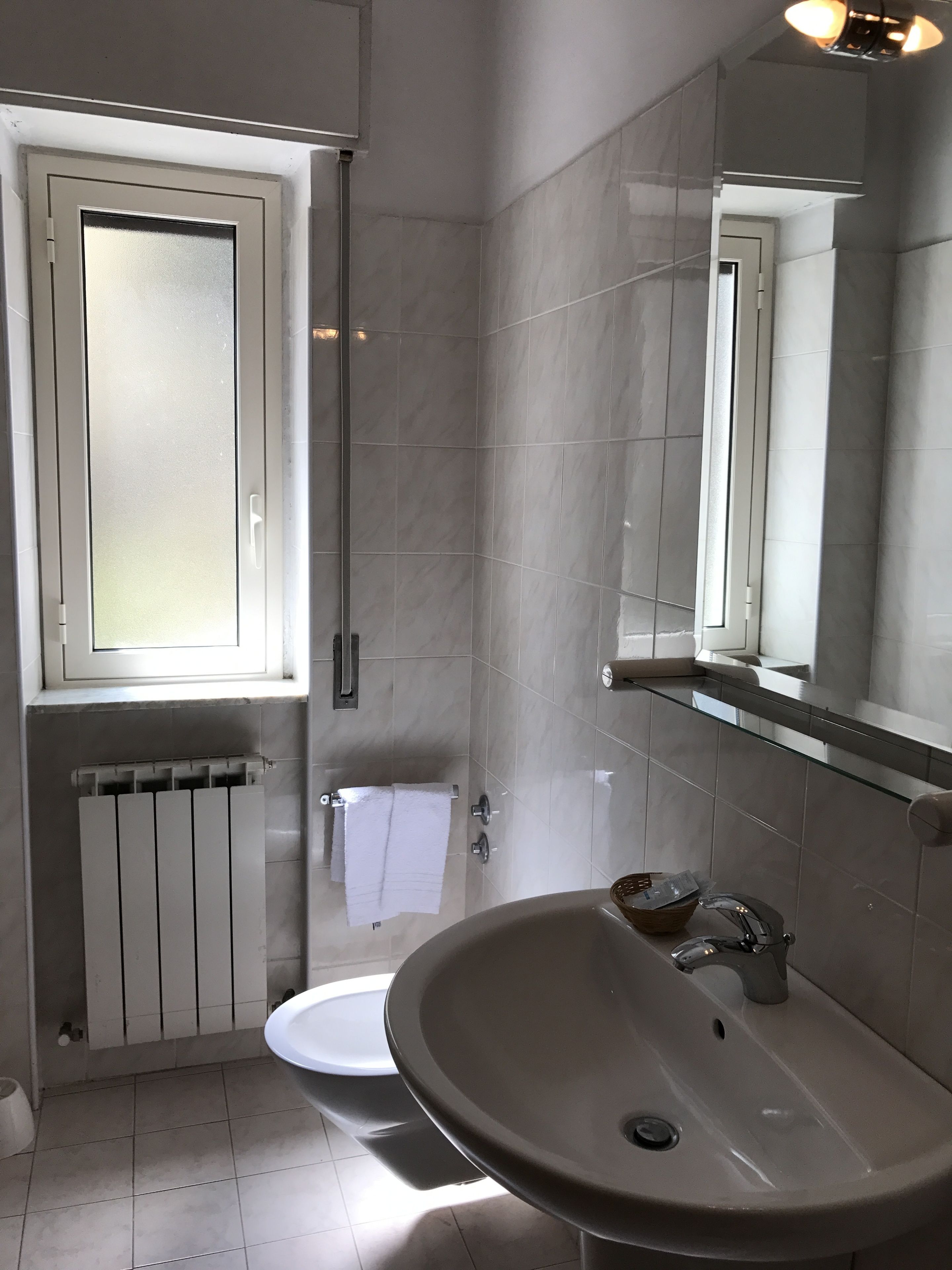 triple room | bathroom | shower, free toiletries, hair dryer, bidet