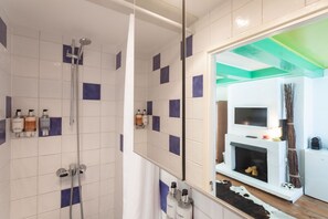 Superior Double Room, 1 Queen Bed | Bathroom | Shower, free toiletries, hair dryer, towels