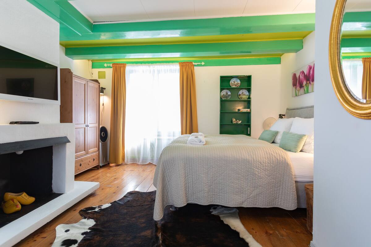 Superior Double Room, 1 Queen Bed | Pillowtop beds, iron/ironing board, WiFi (free), individually decorated