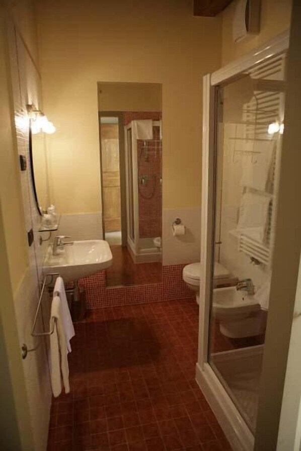 Un baño con ducha, inodoro y lavabo.