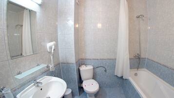 Studio, balkon | Badkamer | Een douche, gratis toiletartikelen, een haardroger, handdoeken