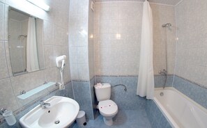 Monolocale, balcone | Bagno | Doccia, set di cortesia gratuito, asciugacapelli, asciugamani