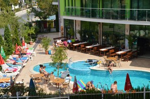 Outdoor pool, sun loungers - L&B Hotel (Sunny Beach)