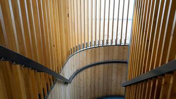 Eine Wendeltreppe mit Holzgeländern und einem geschwungenen Design.