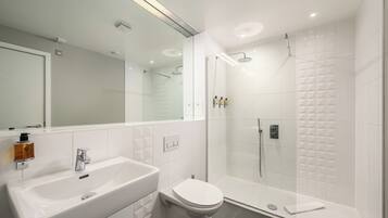 Apartamento, 1 quarto | Banheiro | Chuveiro, produtos de toalete grátis, secador de cabelo