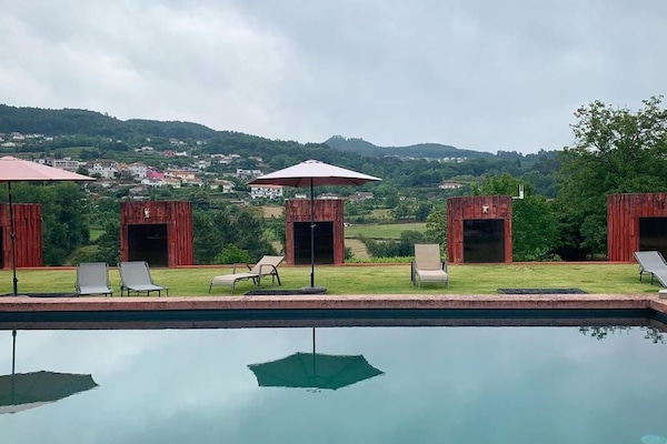 Piscina stagionale all'aperto, ombrelloni da piscina, lettini