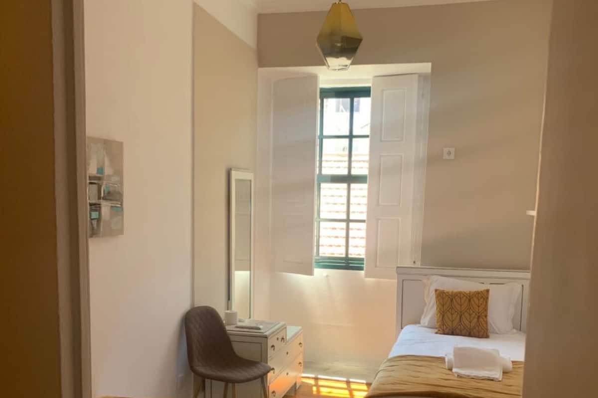 Twin Room with Shower | Hypo-allergenic bedding, down comforters, memory foam beds