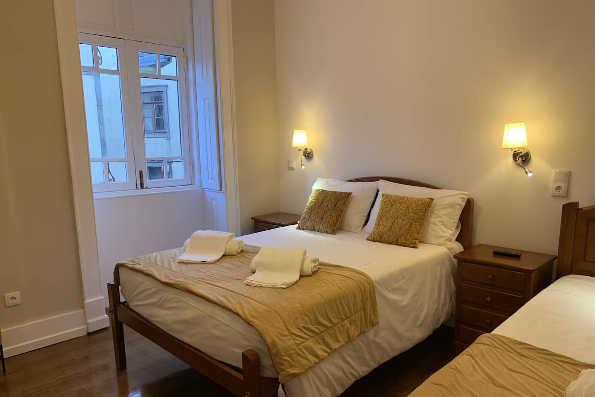 Triple Room with Shower | 低過敏寢具、羽絨被、記憶床墊、遮光布/窗簾