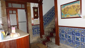 Dusche, kostenlose Toilettenartikel, HandtĂŒcher