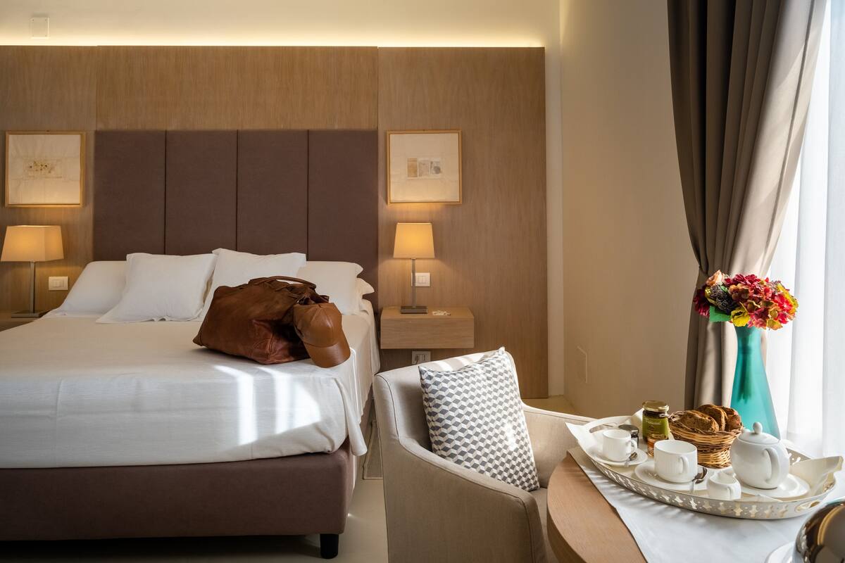 Suite Presidensial | Seprai premium, selimut bulu angsa, busa memori, dan minibar