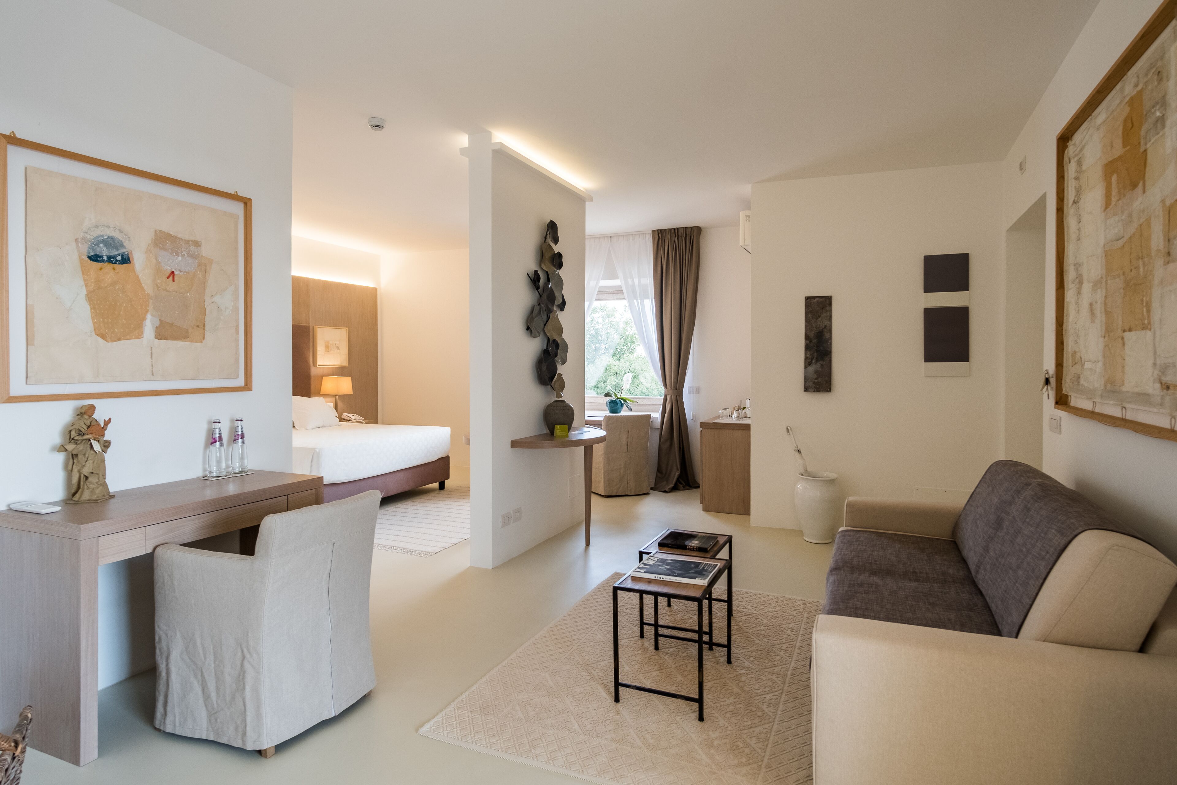 presidential suite | living room | 45-inch flat-screen tv with satellite channels, tv, netflix