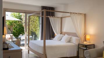 Junior Suite (Deluxe) | Premium bedding, down comforters, memory foam beds, minibar